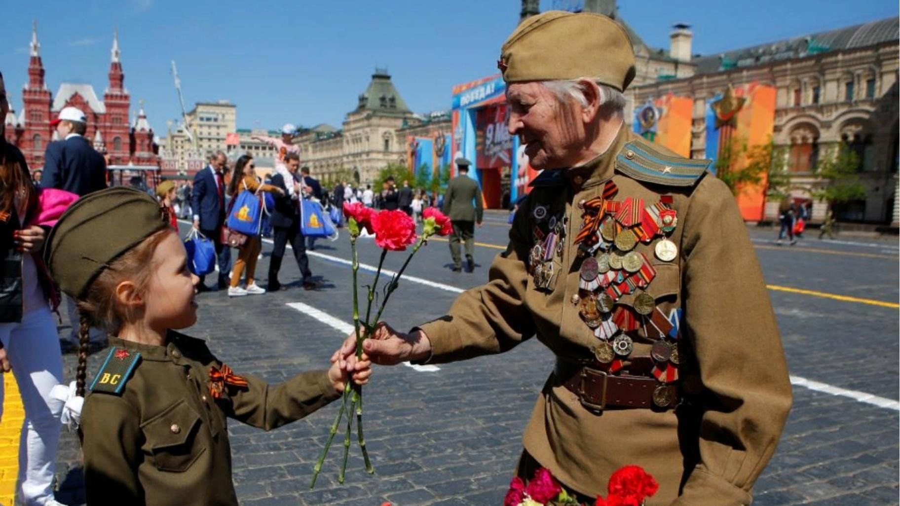 В День Победы на Алтае запретят проносить на мероприятия кетчуп, духи, шары.